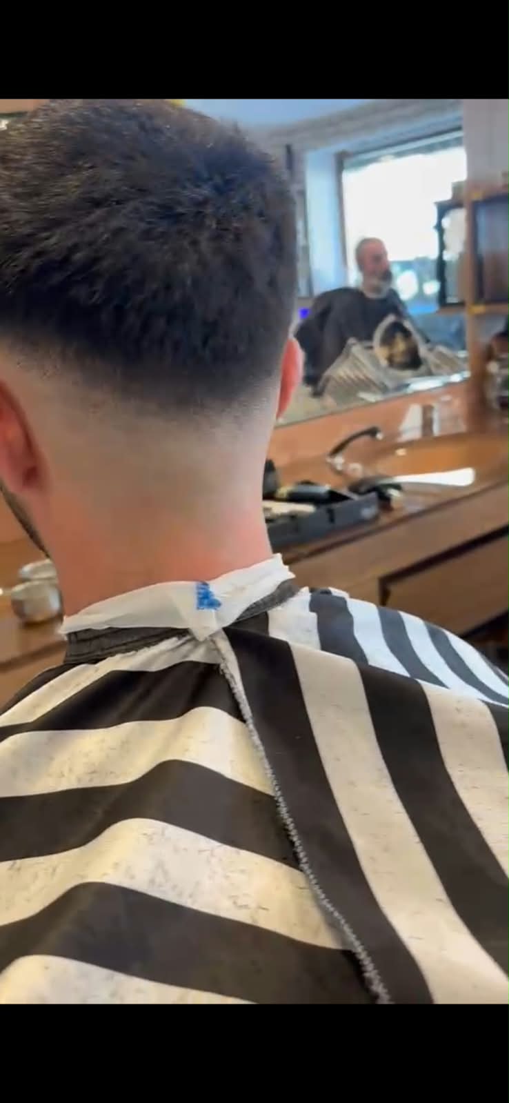 Präziser Skin Fade Übergang Haarschnitt