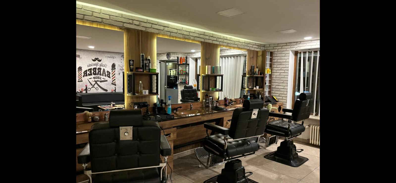 Street Barber Salon Innenbereich mit LED-Spiegeln und Barber Chairs